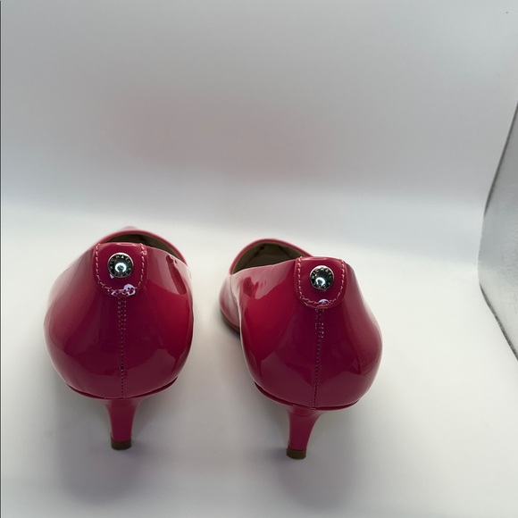 Michael Kors Fuchsia Patent Leather kitten Heels - Picture 3 of 8